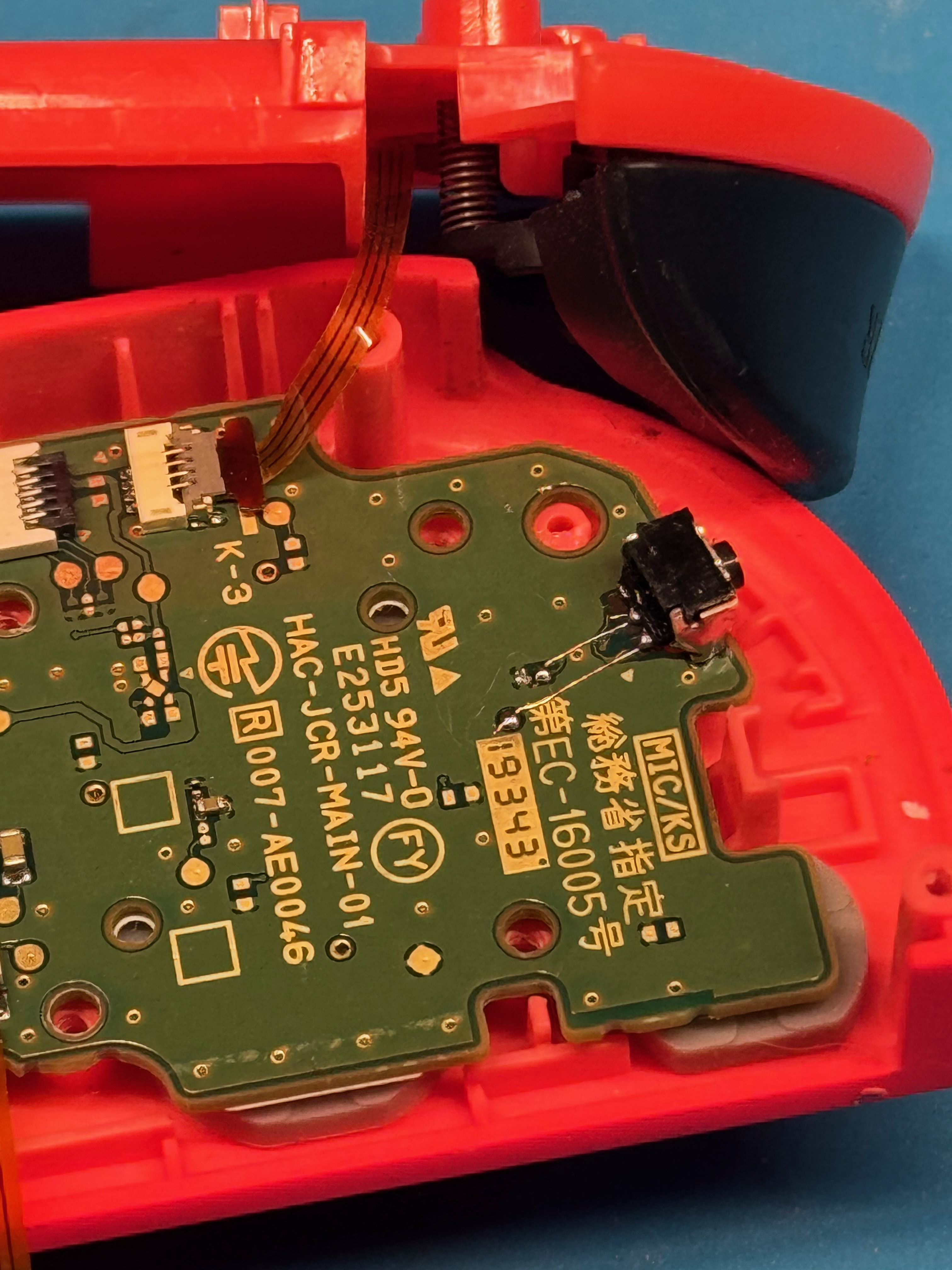 Piste del tasto R riparate con fili sottili sulla scheda del Joy-Con