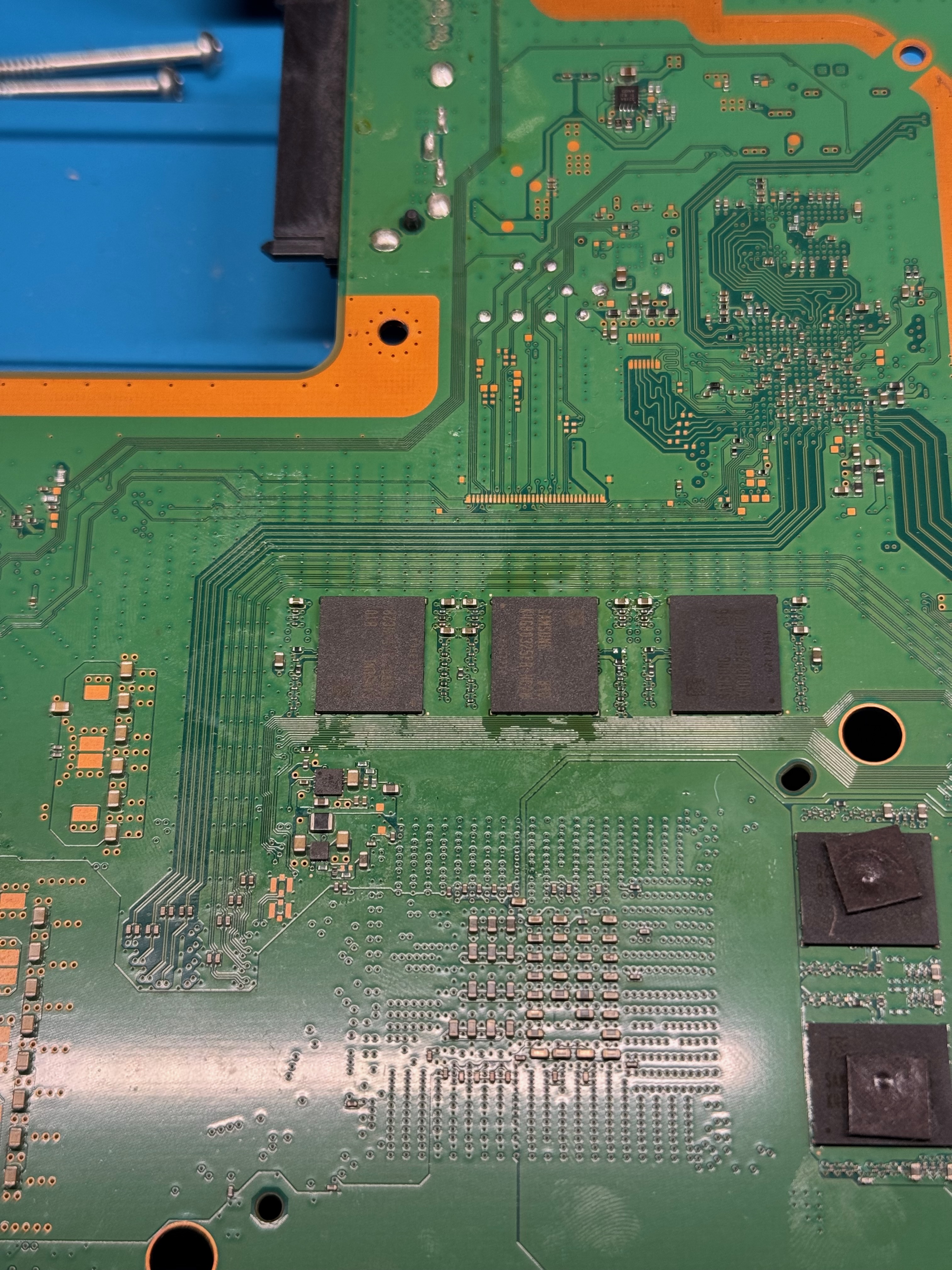 RAM sostitutiva installata sulla scheda madre PS4