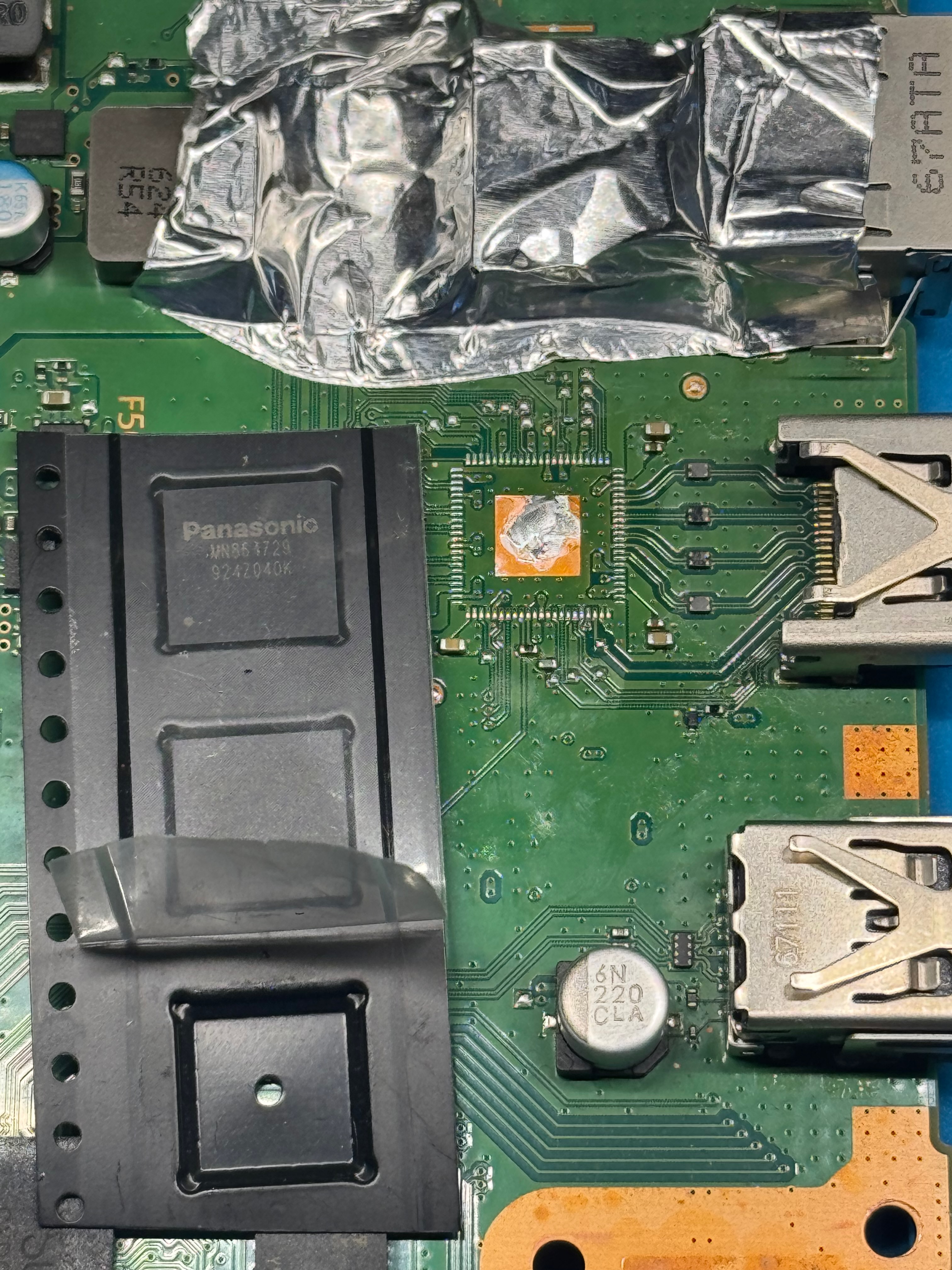 Encoder HDMI MN864729 rimosso dalla scheda della PS4 Slim