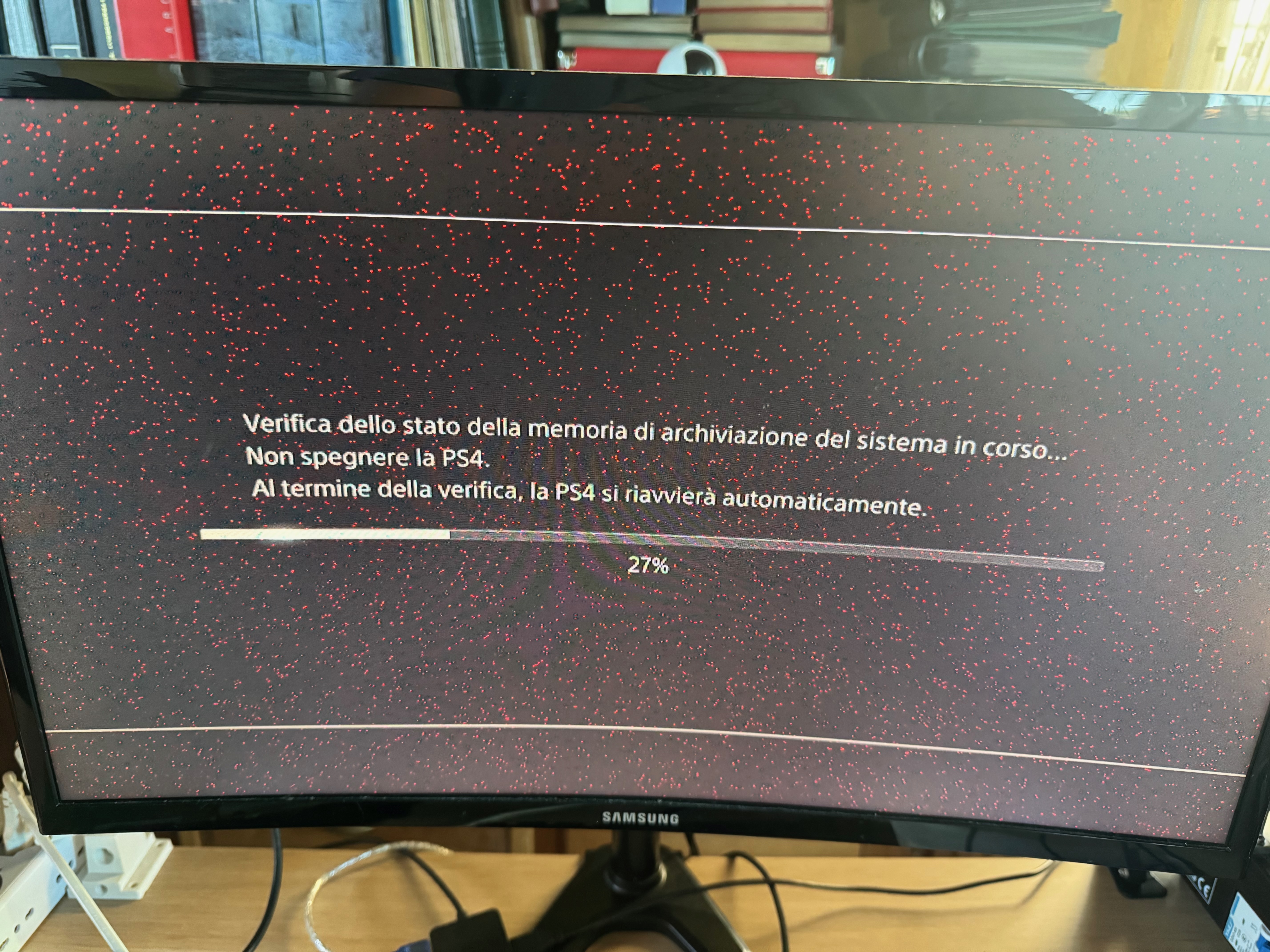 Artefatti video con pallini rossi su sfondo nero su PS4 Slim