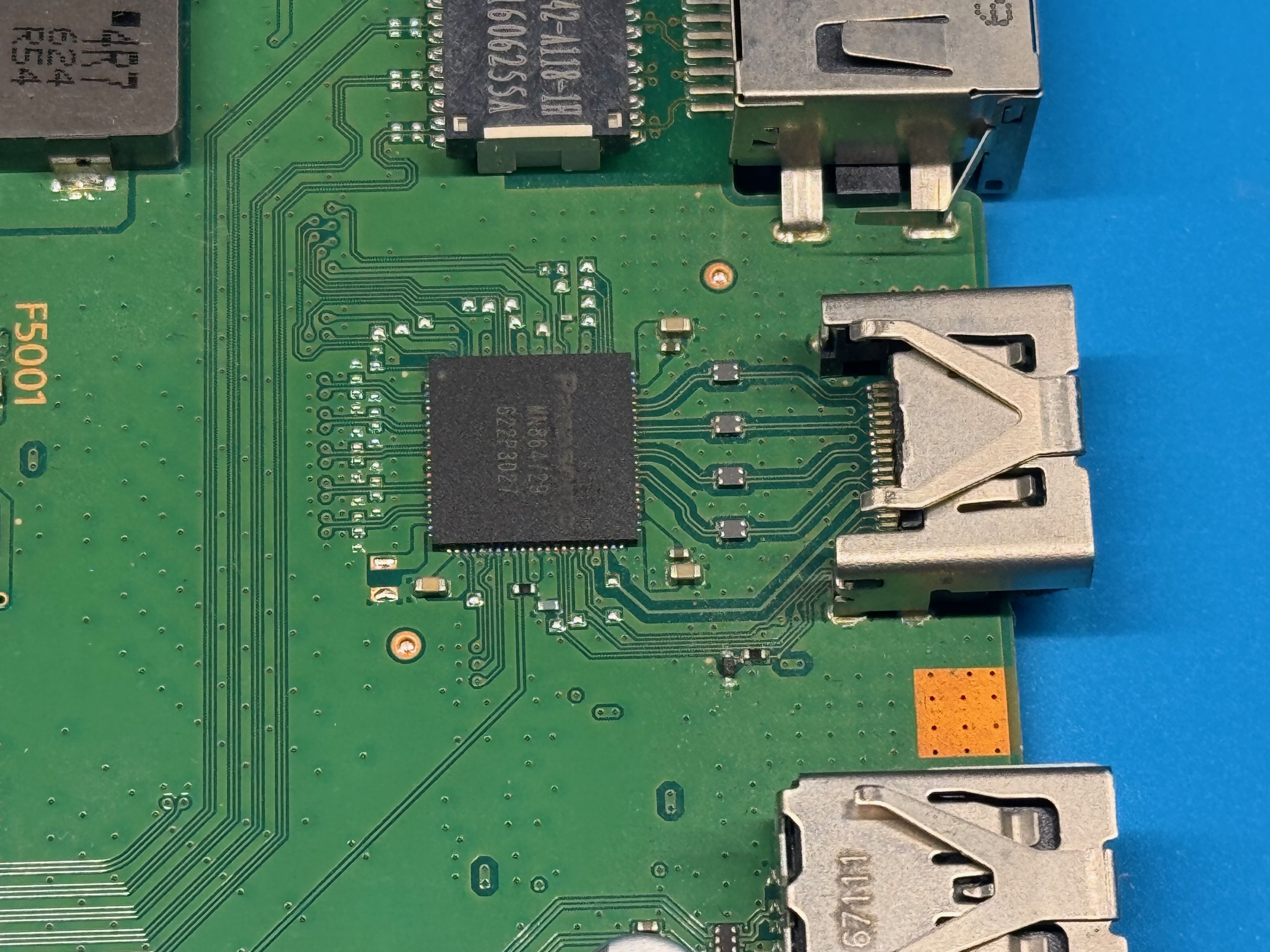 Dettaglio della zona dell'encoder HDMI MN864729 sulla scheda PS4 Slim