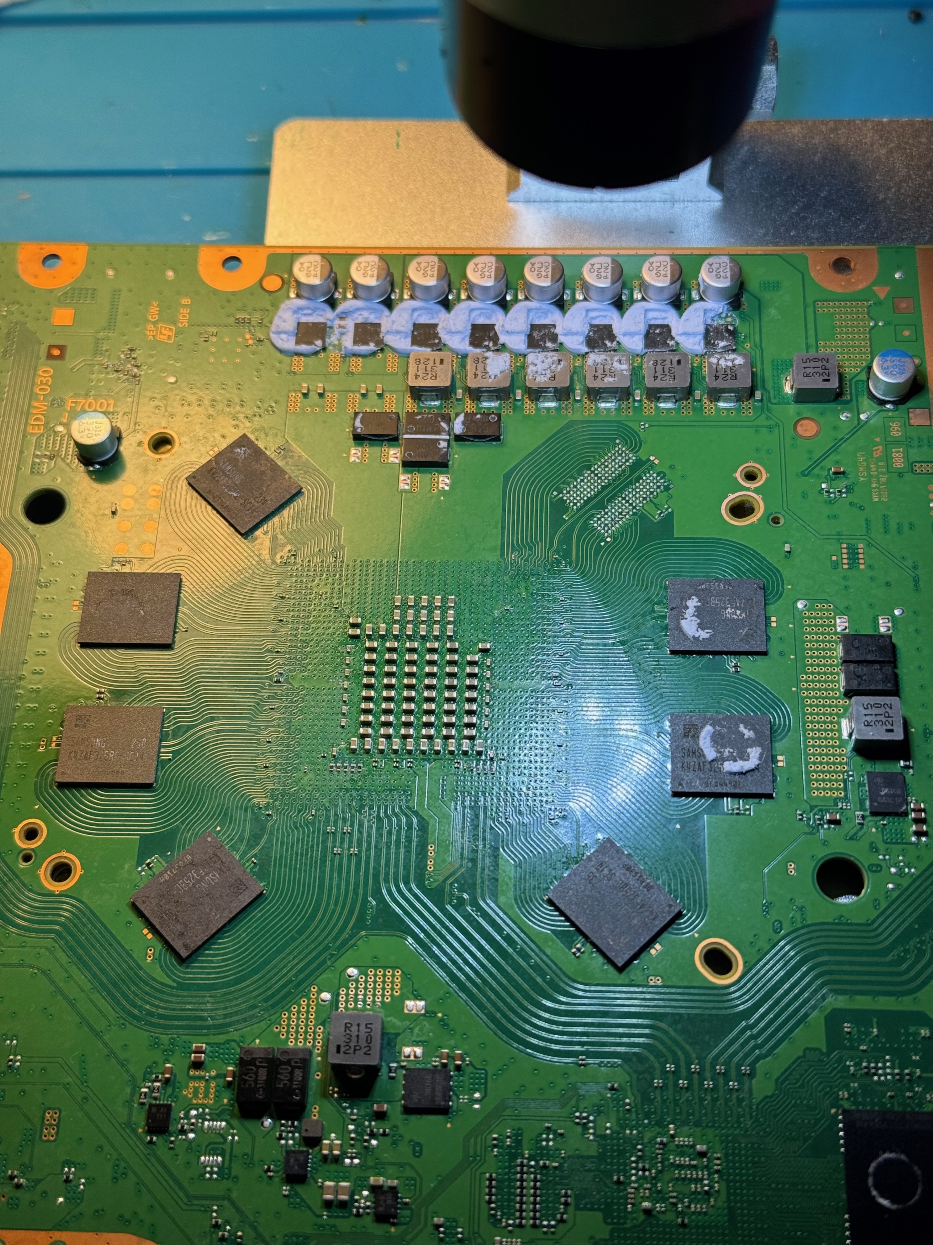 Modulo RAM GDDR6 rimosso dalla scheda madre PS5 per la diagnosi